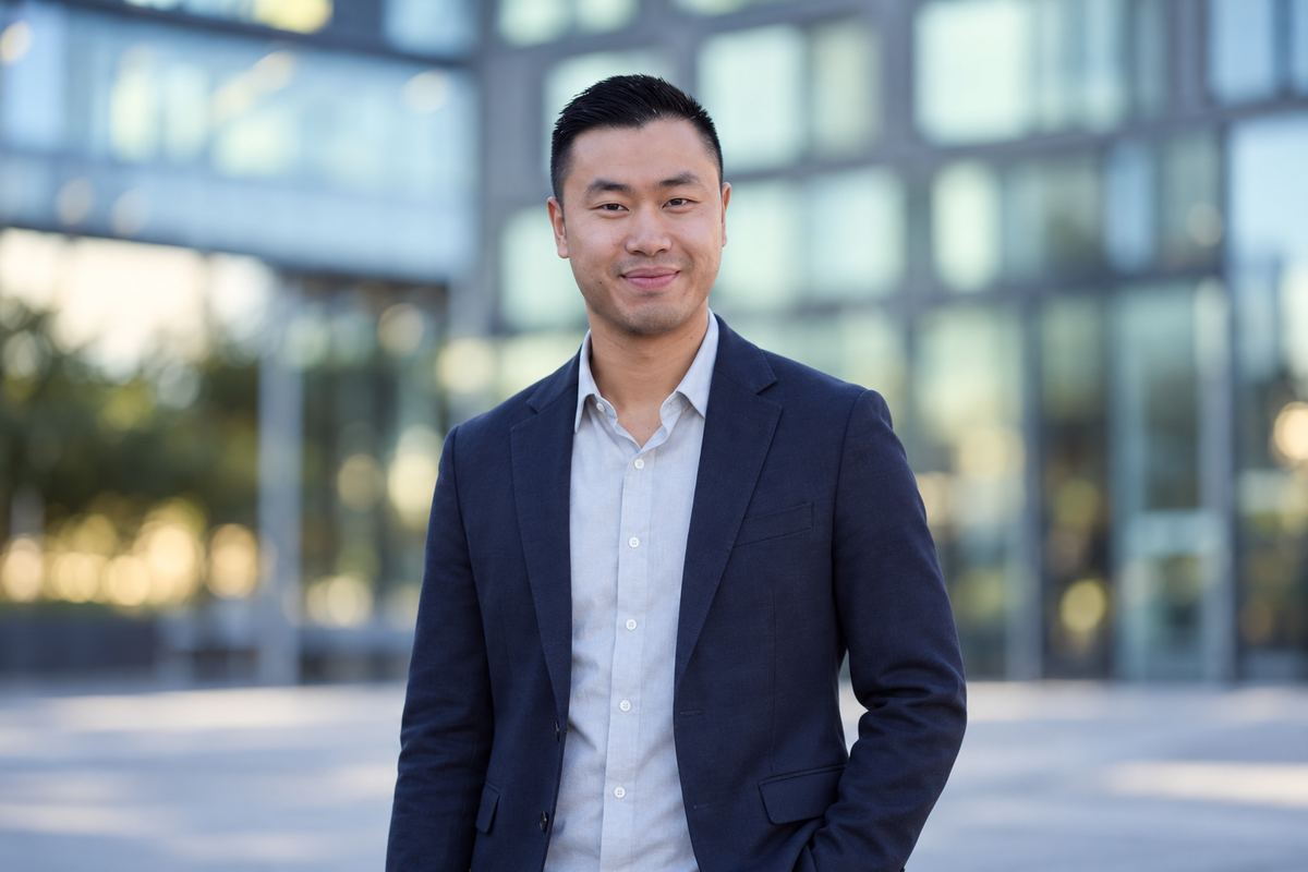 Kevin Teng outside a glass building.